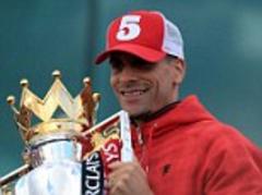 Rio Ferdinand signs one-year contract extension at Manchester United