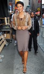 robin roberts to write memoir about her health struggle